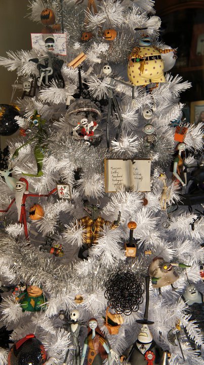 gothfortheholidays:What an AMAZING Nightmare Before Christmas tree Marvel artist Greg Horn has put t