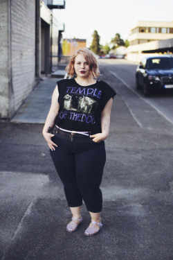 deathbeforediet:  venelite:  Temple of the dog top: ebay belt: asos curve pants: lindex Shoes: jelly beans  Ilyyyyyy   Sexy thick babie