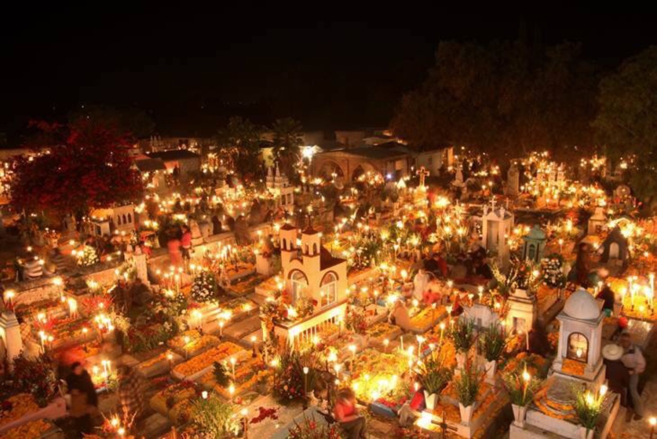 escandalos-textuales:  michoacanaaaa:neomexicanismos:Los panteones de México en