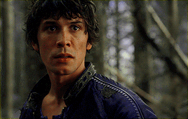 pnnzzlr:random bellarke touches ❥ season 1 episode 5: twilight’s last gleaming