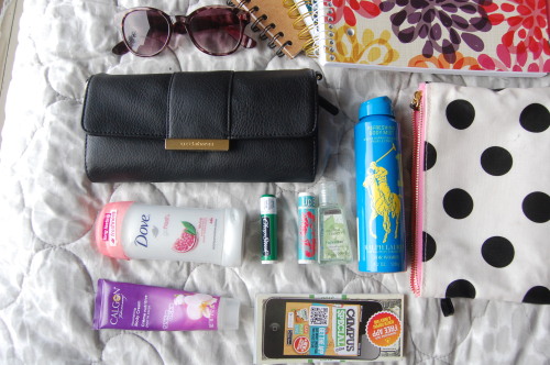 What’s in my School Bag? Since this is a college based blog, I thought this would be the perfe