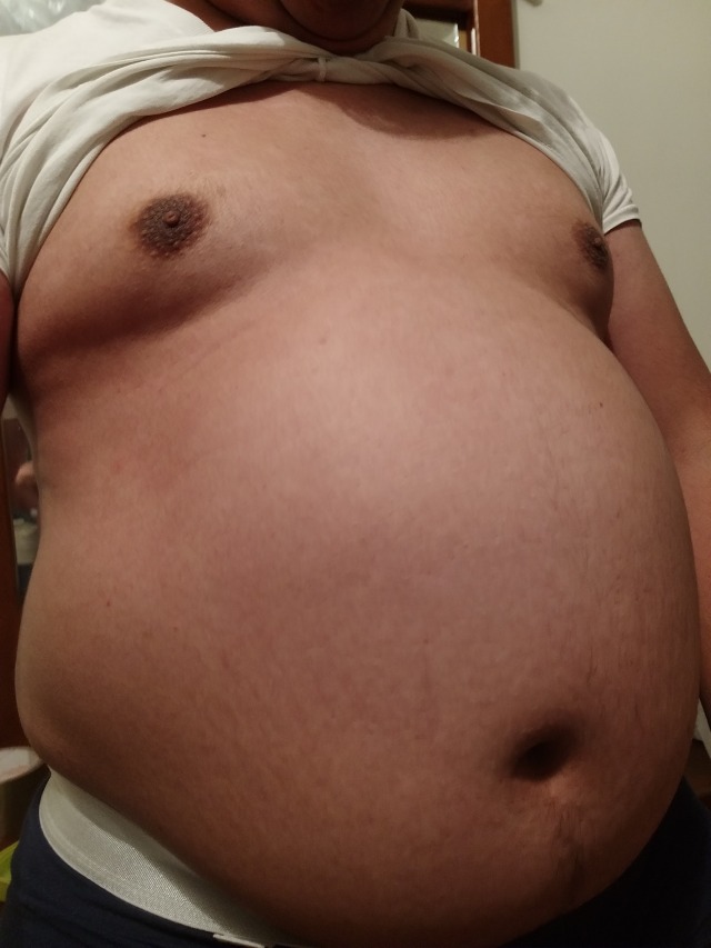 gainerburr:Yesterday was a really filling day, I stuffed my belly in the morning, and at 6:30PM I started to fill it with beer and lots of nachos, once at home at 11:30PM I had 10 tacos, my belly was really bloated and I just woke up starving! 