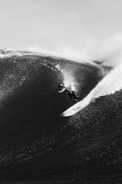 highenoughtoseethesea:  Andy Irons, leaning into a snowboarder-style turn at Cloudbreak Photo: Brian Bielmann