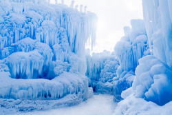 artnet:Niagara Falls has frozen over, leaving