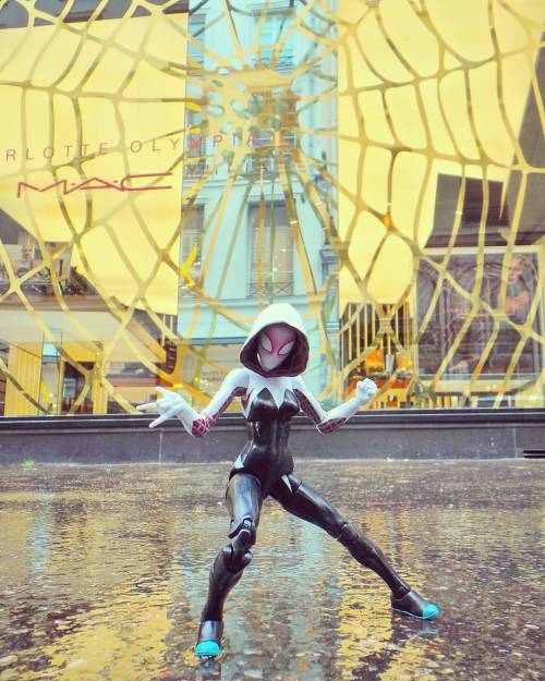 Même sous la pluie, #SpiderGwen continue de tisser sa toile! #SpiderMan #Marvel #Hasbro #MarvelLegends #ActionFigures #toy #AlbumComics #MAC (à Rue Saint-Honoré)