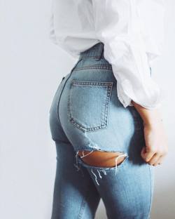 modernmoreau:Hanna Schönberg wearing NA-KD Highwaist Girlfriend Jeans