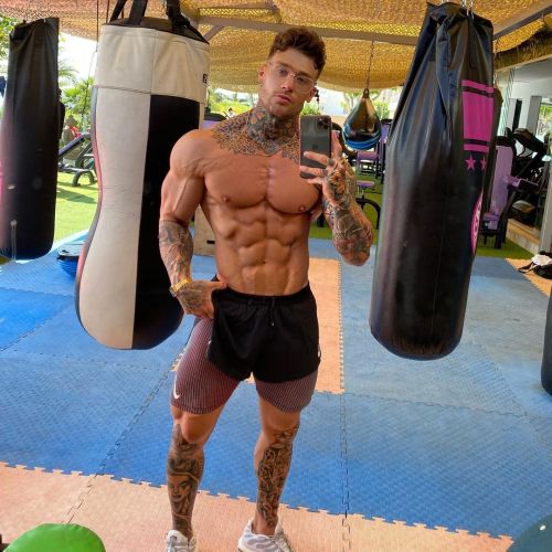 musclecomposition: Fitness model, Lewis Harrison