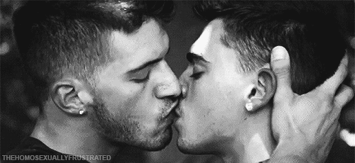 getnekkidwithbros:  Boys kissing, oh noes!  LMAO