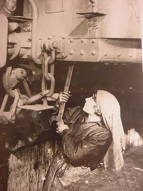 talesofwar:Wartime economy : a French lady is working on some train repairs.WWI