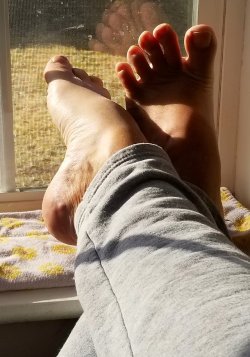 wvfootfetish:  sammysfoot:  Relaxing with