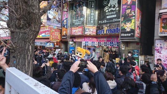 sirlorence: So they were holding a Poptepipic event at Animate in Akiba today, but too many people showed up and the police shut it down early, so the crowd gave them the finger. Here’s some pics too. 