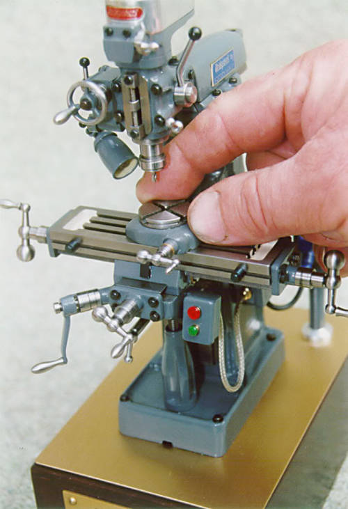 targentsound: 1/14 scale model Bridgeport milling machine by Barry J. Jordan. Its so little but so d