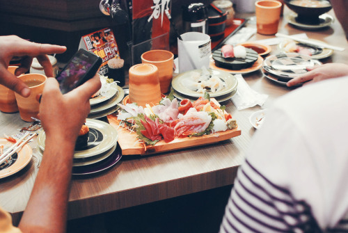 ferretink:  If ever you tell me that you went to Japan yet haven’t had yourself some sushi, I might pop a vein. As I mentioned in one of my past posts, I was very lucky to have Issa show me around the Dotonbori area in Osaka and drag me to this wonderful