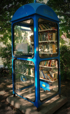 bookmania:  Phone booth library in   Nagymaros,