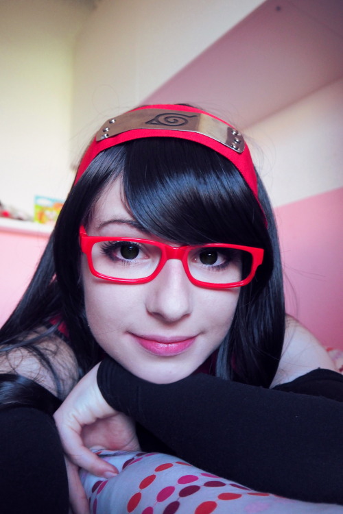 selink7:  17 years old sarada anyone?OUTAKES OF MA SELFIE SHOOT1.the headband struggle2. Just me being sillyi dont even know anymore….Hope you liked them and that i made you laugh xD 