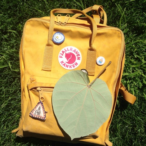 artkid:  little backpack, not so little leaf 🍃🍌 ig: isabellaspud 