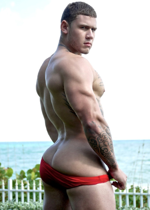 des-mecs-et-des-tattoos:  Oh ces fesses ! hunk-muscle:  Vince Ramos  