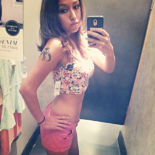 riahontas:  work out more and more coco butter :)  #pacsun #tryingonclothes #dressup
