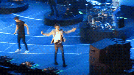 rauhlinginthesnow:  Harry catching a teddy bear at Jingle Ball 