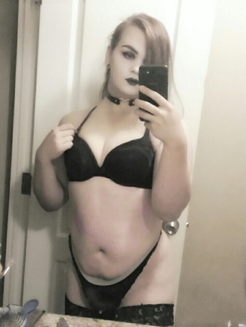 pansexualprincessbella:If only someone would feed the succubusuna belleza !!!!