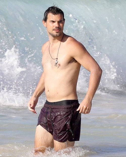 Where Did Taylor Lautners Chiseled Jawline And Abs Go? I Never Thought Id See This Day