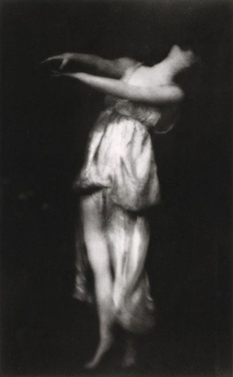 someghostsarewomen:Isadora Duncan by Edward Steichen                