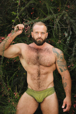 hungbob:Share your bulge pictures: hung_bob@hotmail.com