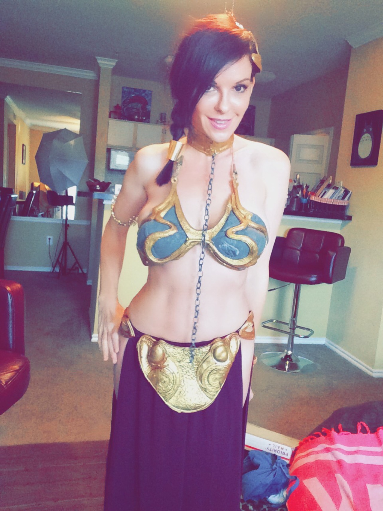 dorkinmotion:  What girl doesn’t enjoy a good romp around the house as Slave Leia…