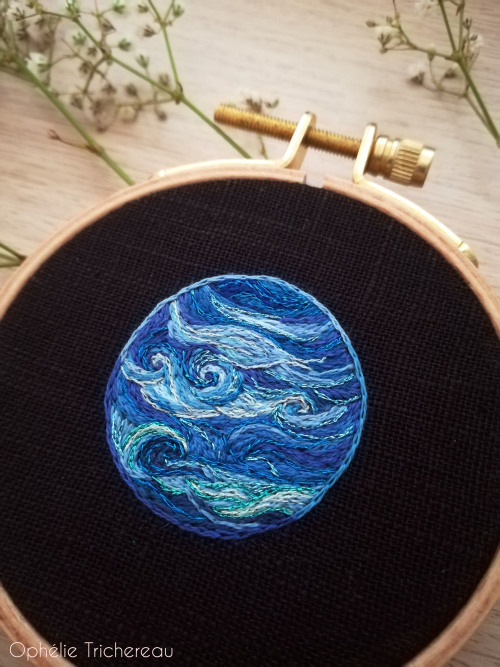  “Neptune”Hand embroidery.DMC embroidery threads on linen.Frame : 8cm in diameter.Planet