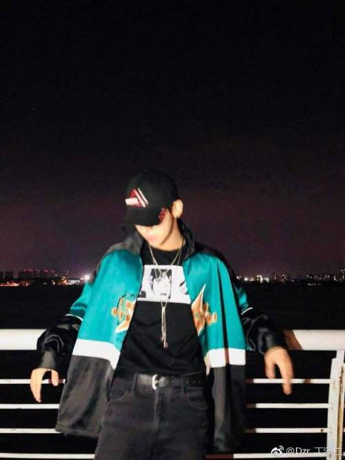 「180907」Zeren’s Weibo Update“Walked along the river bank at night, took a few photos ～&r