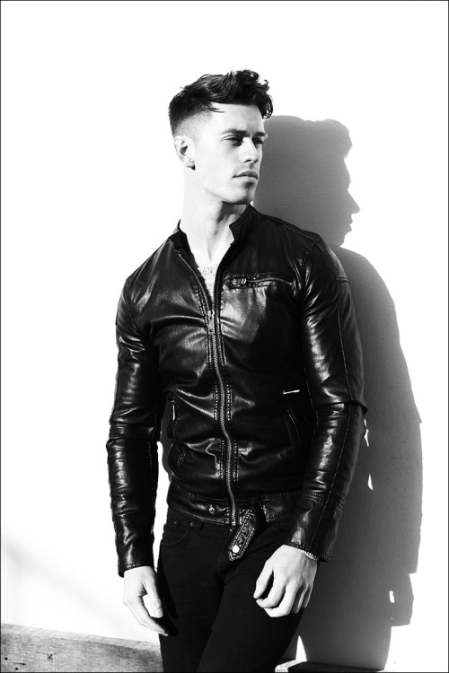 fazmeutipo:Jay CullenGREAT TIGHT LEATHER JACKET !!!!!