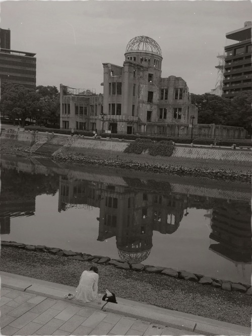 Girl and Hiroshima Peace DomeOriginal Photo by Nanashi-sanPhoto editor by Yomemaru : Zoner Photo Stu
