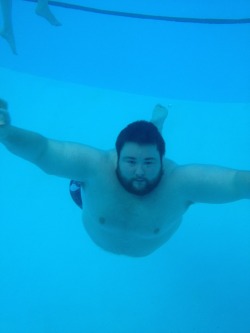 chubluvincub:  kingpokeypanda:  Taking pictures underwater is much harder than you’d think. We owe an apology to the women of top model.   So adorable, ugh