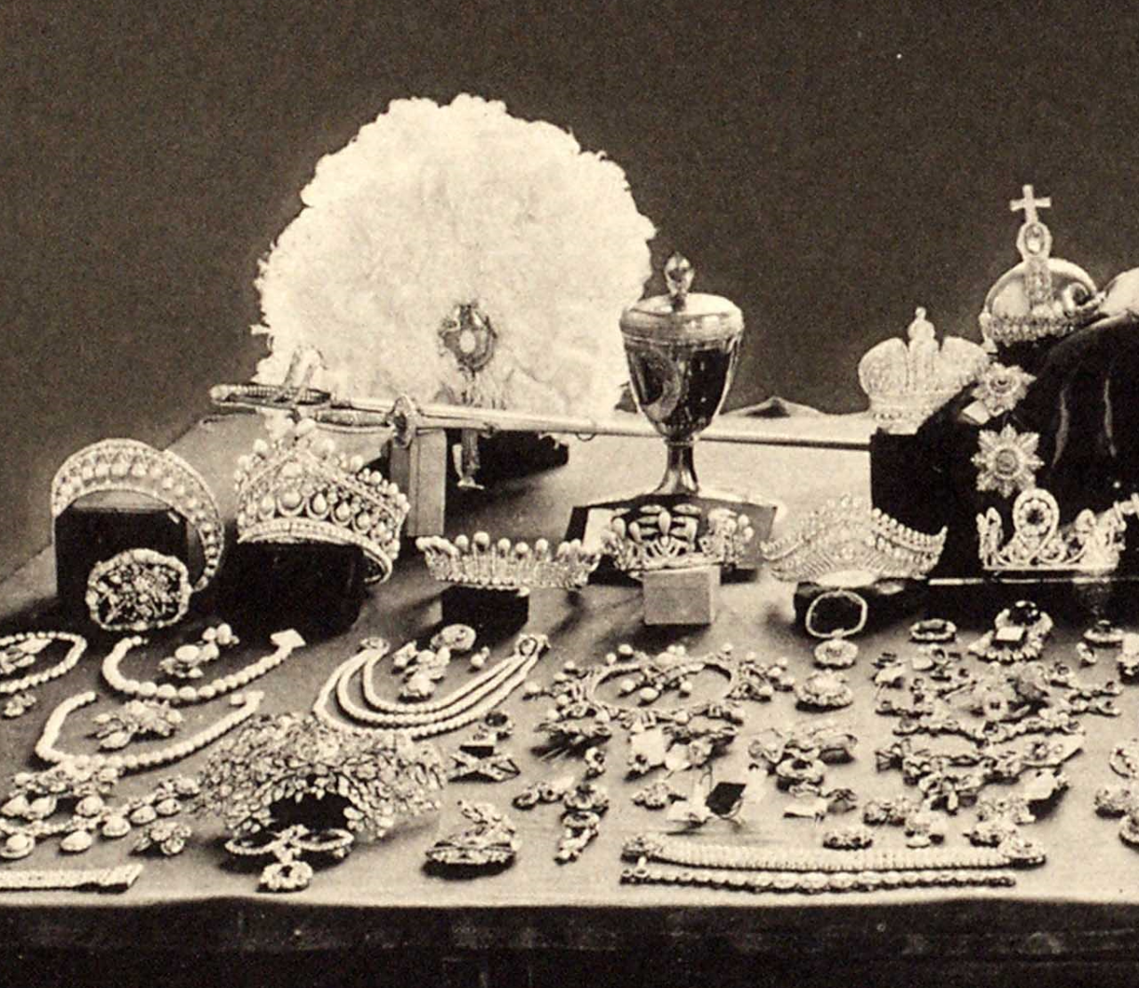 tiny-librarian:  A 1925 photo of the Russian Crown Jewels after the revolution. Source