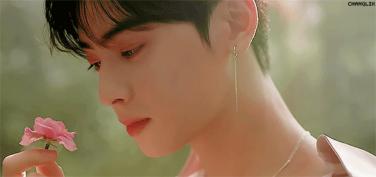 ASTRO Cha Eun-woo's Great Looks Make Everybody Gasp in Amazement