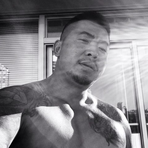 shenjisin: yuhbuhc13:   hairygayasianbear:  Jake  .   Yummy 