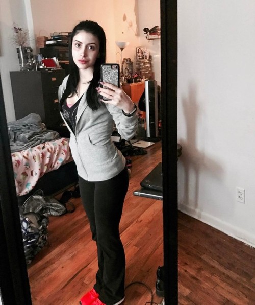 nataliealexxxa:  Sleepy Sunday but keeping busy. #squats #gymtime #nomakeup #casual #blackhairpaleskin #yogapants