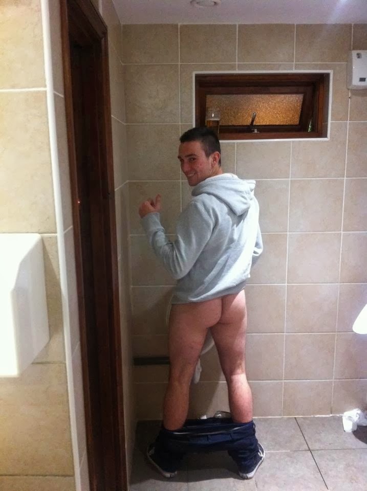 nakedpicturesofyourdad:  via Watery Fun 