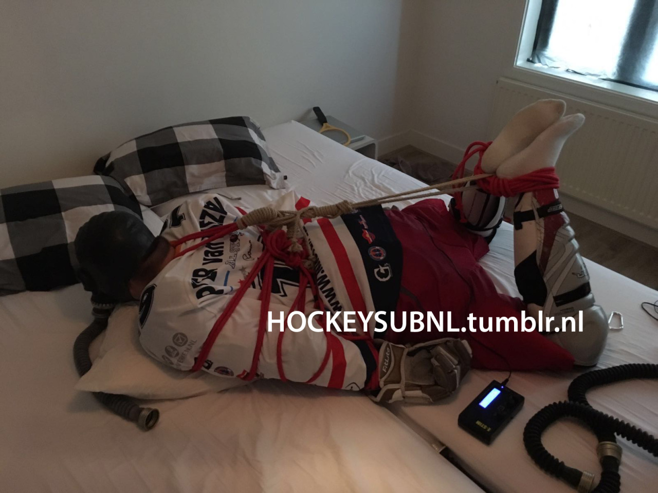 hockeysubnl:  oh what a hot night again;) Sweating in hockey gear and elektro in
