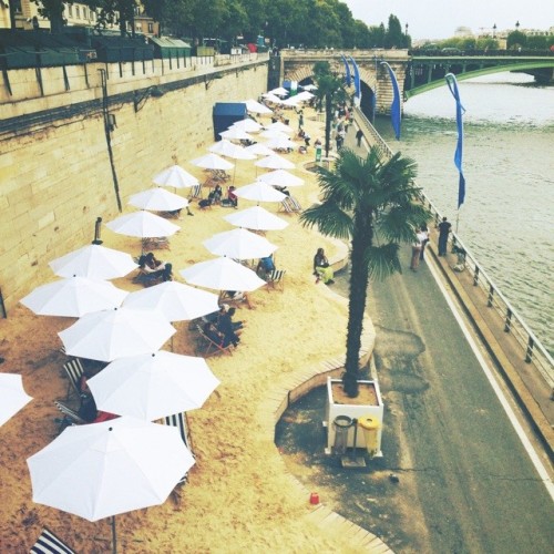 #parisplage #onarainyday #sand #kdd #chill #paris #promenadeaparis #Hipstamatic #Lincoln #Gotland #T