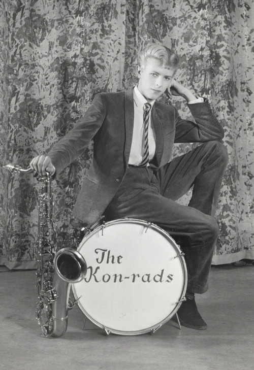 A baby faced David Jones (Bowie) in a promo pic for the Konrads. Check out his hair! 