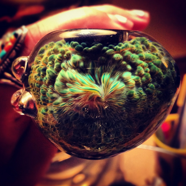 pot-scabby:  Amazing design on my favorite piece of glass. have some weed 
