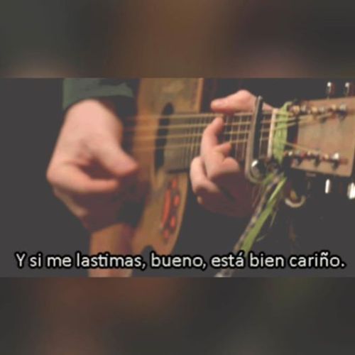 berzelscoxs:    El amor puede doler El amor puede doler a veces Pero es la única cosa Que conozco (…)  Habrá cosas peoresDentro de estas páginas Sólo abrázameY nuca te dejaré ir  