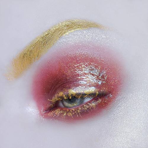 Red &amp; Gold glossy eye ✨ Left this one cropped a little off center to show the foil highlight