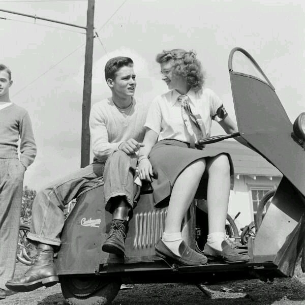 oldsoulretro:  Atlanta Teenagers 1947 LIFE Magazine 