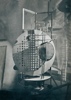 garadinervi:  László Moholy-Nagy, Light-Space Modulator, kinetic sculpture, 1921-30 (via Monoskop) 