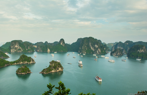 faustinepau:(via Sous l’objectif … - Vietnam. Partie 1 baie d’Halong:. Une variété de formes et de