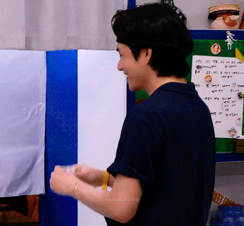 Taes Reaction To The Note Left Behind For Him By An ARMY