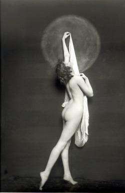 XXX #4154 - Alfred Cheney Johnston & the photo