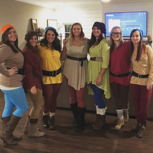 Seven dwarfs. ❤️#girlsnight #halloween2017 #nomoAmHo #lovetheseladies